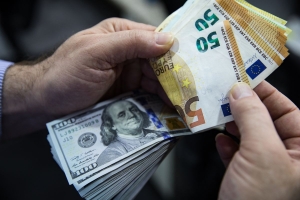 Gas crisis sends euro back below parity against dollar