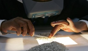 De Beers, Botswana extend diamond sales deal by a year